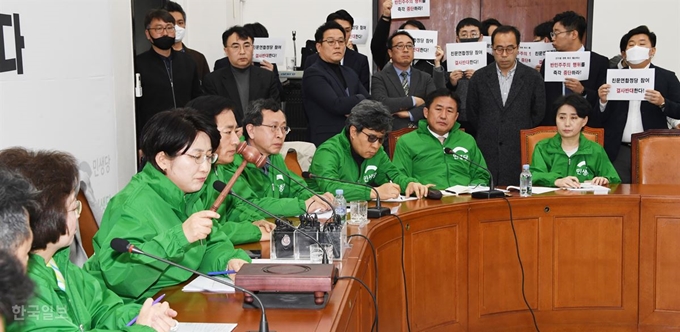 민생당 박주현 공동대표가 18일 국회에서 최고위원회의를 열어 ‘범여권 비례연합정당 참여’ 안건을 의결하자 구 바른미래당 계열 당직자들이 항의 피켓을 들고 있다. 오대근 기자