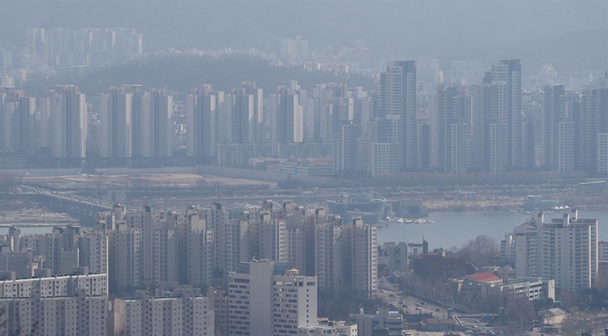 18일 서울 남산에서 바라본 서초구와 용산구의 아파트 밀집지역. 연합뉴스