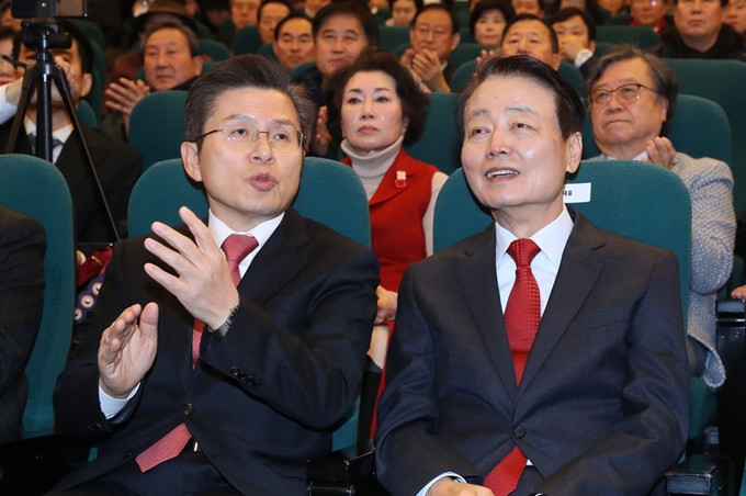 황교안 자유한국당 대표와 한선교 미래한국당 대표가 지난달 5일 서울 여의도 국회도서관에서 열린 미래한국당 중앙당 창당대회에서 대화하고 있다. 뉴시스