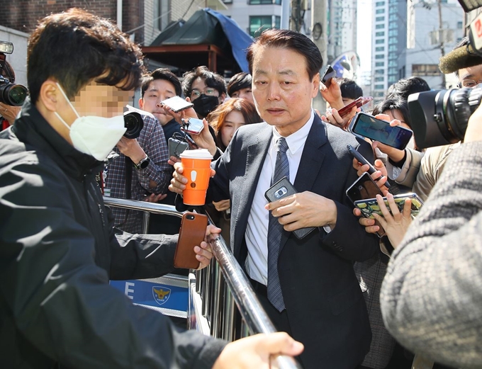 미래한국당 한선교 대표가 18일 오후 서울 영등포구 여의도 미래한국당 당사에서 열린 최고위원회의에 참석하기 위해 당사로 들어서고 있다. 연합뉴스