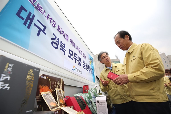 강원도와 강원도 농업기술원은 19일 코로나19와 사투를 벌이고 있는 대구지역 의료진과 자원봉사자들을 위해 강원나물밥 2,400인분과 특산물을 대구로 보냈다. 최종태(왼쪽) 강원도농업기술원장과 최문순 지사가 특산물에 대해 얘기를 나누고 있다. 강원도 농업기술원 제공