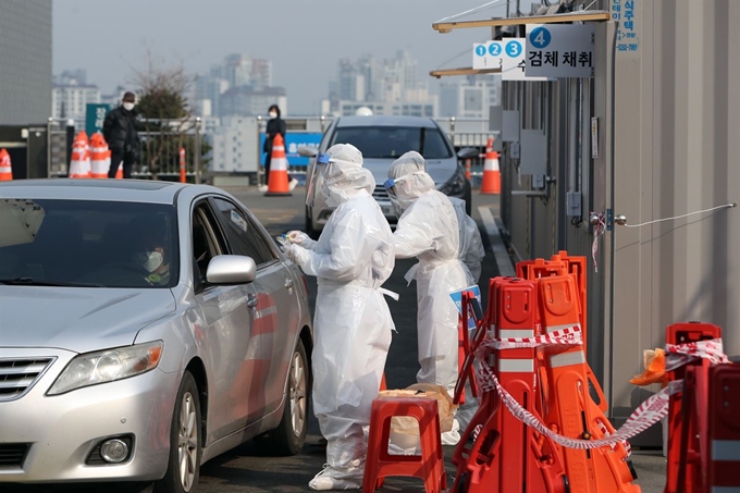 19일 오전 대구시 남구 대명동 영남대병원에 마련된 코로나19 드라이브 스루 선별진료소에서 의료진이 검사 준비를 하고 있다. 대구=연합뉴스