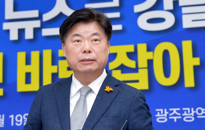 불법 선거운동 혐의로 더불어민주당 최고위원회에서 후보 자격 무효 처리된 이석형 광주 광산갑 예비후보가 19일 광주시의회 브리핑룸에서 기자회견을 열고 “공천권을 강탈당했다”고 주장하고 있다. 뉴스1