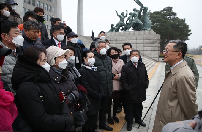 미래통합당 김재경 의원이 황 대표를 만난 후 국회 본청 앞 계단에서 공천이 좌절된 당 중앙위원회 조직 당원들에게 공천 재심의 요구 결과에 대한 설명하고 있다. 연합뉴스