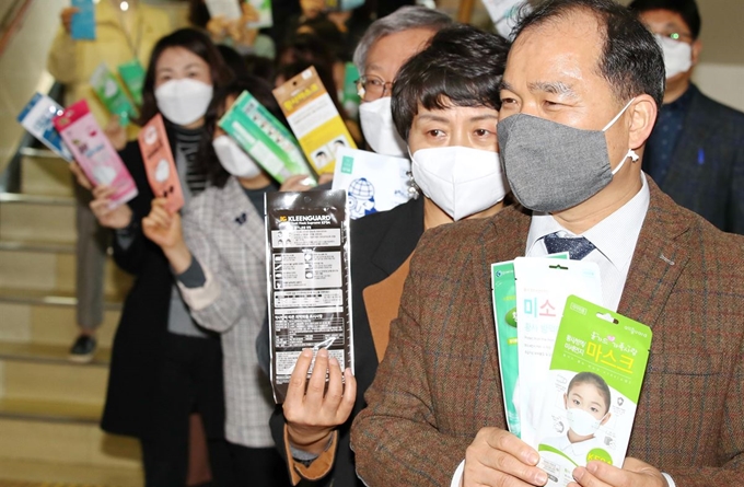 13일 오전 서울 서대문구청에서 보건 마스크를 기부하는 직원들이 순서를 기다리고 있다. 기부한 마스크는 취약계층에게 전달될 예정이다. 연합뉴스