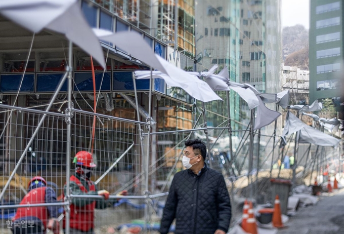 전국적으로 강풍특보가 내려진 19일 오후 서울 중구 인근 공사현장에 설치된 보호막이 바람이 펄럭이고 있다. 류효진 기자