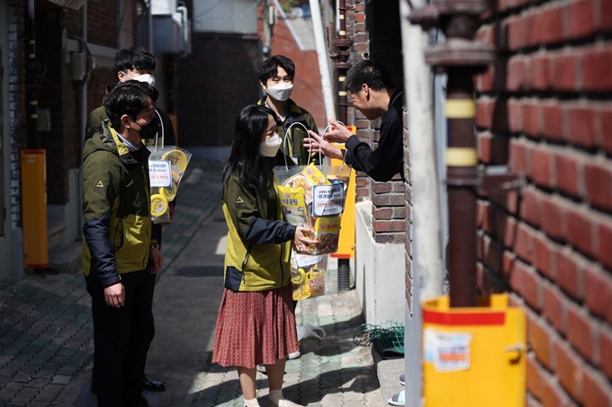 19일 오후 대구시 서구 원대동 일대에서 홀로 사시는 어르신이 식료품과 생필품 등을 가지고 찾아온 서구제일종합사회복지관 관계자들을 반갑게 맞이하고 있다. 서구제일종합사회복지관은 신종 코로나바이러스 감염증(코로나19) 확산에 대한 우려로 최근 휴관에 들어갔다. 복지관 측은 이후 관내 코로나19 감염 우려로 외출이 어려운 저소득가정, 독거노인 등 950여세대를 직접 찾아가 마스크, 손 소독제와 결식 예방을 위한 대체 급식 키트(식료품, 생필품 구성)를 지원하고 있다. 연합뉴스