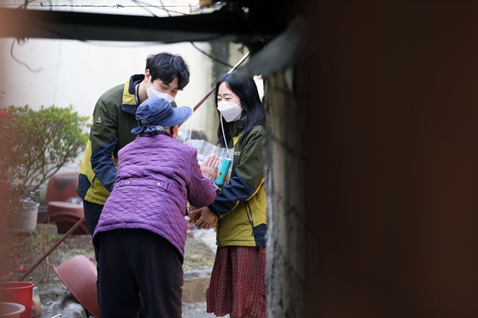 19일 오후 대구시 서구 원대동 일대에서 홀로 사시는 어르신이 식료품과 생필품 등을 가지고 찾아온 서구제일종합사회복지관 관계자들을 반갑게 맞이하고 있다. 서구제일종합사회복지관은 신종 코로나바이러스 감염증(코로나19) 확산에 대한 우려로 최근 휴관에 들어갔다. 복지관 측은 이후 관내 코로나19 감염 우려로 외출이 어려운 저소득가정, 독거노인 등 950여세대를 직접 찾아가 마스크, 손 소독제와 결식 예방을 위한 대체 급식 키트(식료품, 생필품 구성)를 지원하고 있다. 연합뉴스