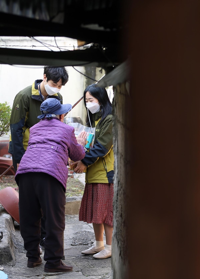 19일 오후 대구시 서구 원대동 일대에서 홀로 사시는 어르신이 식료품과 생필품 등을 가지고 찾아온 서구제일종합사회복지관 관계자들을 반갑게 맞이하고 있다. 서구제일종합사회복지관은 신종 코로나바이러스 감염증(코로나19) 확산에 대한 우려로 최근 휴관에 들어갔다. 복지관 측은 이후 관내 코로나19 감염 우려로 외출이 어려운 저소득가정, 독거노인 등 950여세대를 직접 찾아가 마스크, 손 소독제와 결식 예방을 위한 대체 급식 키트(식료품, 생필품 구성)를 지원하고 있다. 연합뉴스