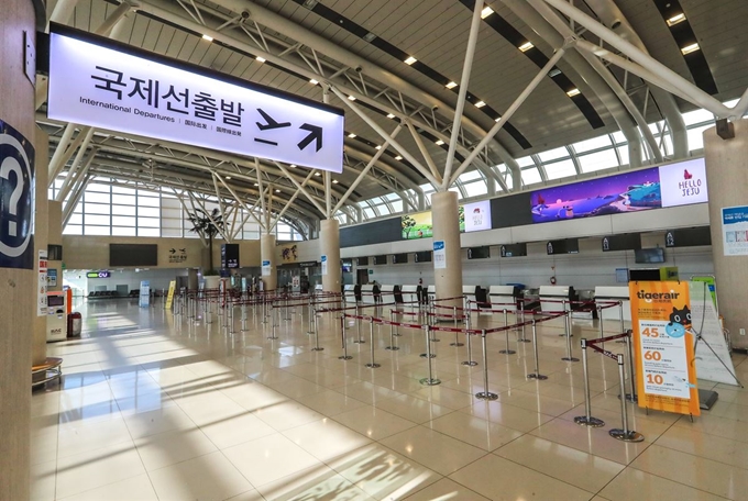 신종 코로나바이러스 감염증(코로나19) 여파로 지난 17일 제주국제공항 국제선 운항이 중단돼 청사가 한산한 모습을 보이고 있다. 뉴시스.