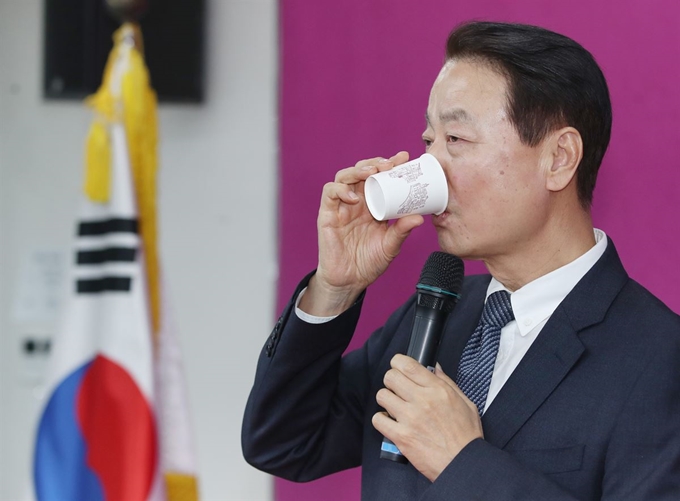 미래한국당 한선교 대표가 19일 오후 서울 영등포구 여의도 미래한국당 당사에서 열린 당대표직 사퇴 기자회견 도중 물을 마시고 있다. 연합뉴스