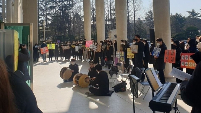 원광대학교 음악과 재학생과 동문들이 폐과에 반대하는 연주 시위를 하고 있다. 비상대책위원회 제공