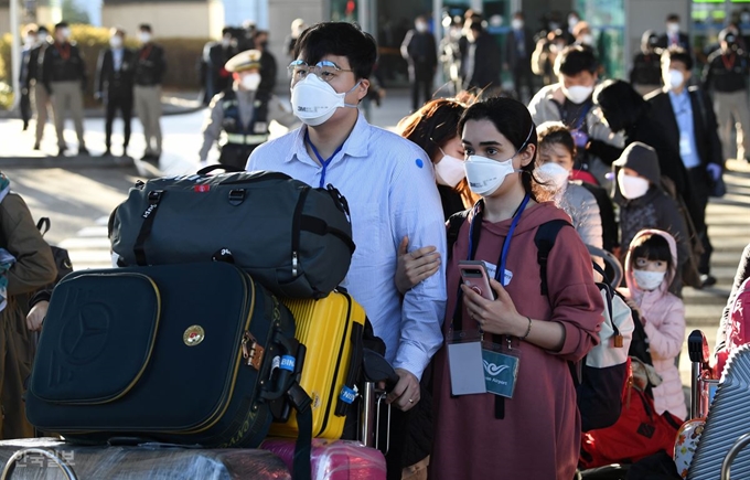 [저작권 한국일보]이란 교민과 그 가족이 정부 전세기를 타고 19일 오후 인천국제공항 제1여객터미널에 도착한 뒤 공항을 빠져 나오고 있다. 이들은 경기 성남시 코이카 연수시설로 이동해 신종 코로나바이러스 감염증(코로나19) 검사를 받을 예정이다. 서재훈 기자 spring@hankookilbo.com