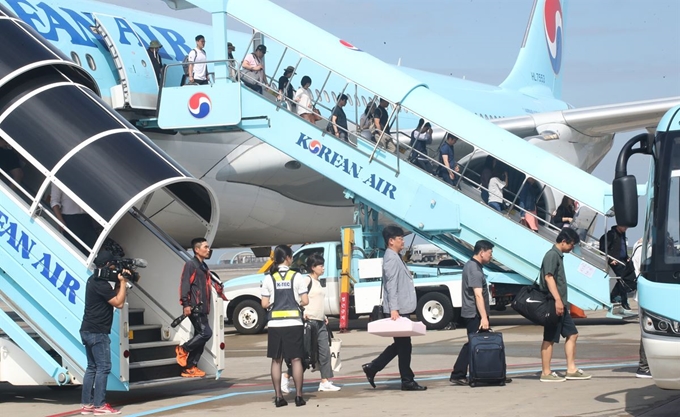 김포공항에서 출발한 승객들이 제주공항 도착해 계단을 내려오고 있다. 연합뉴스