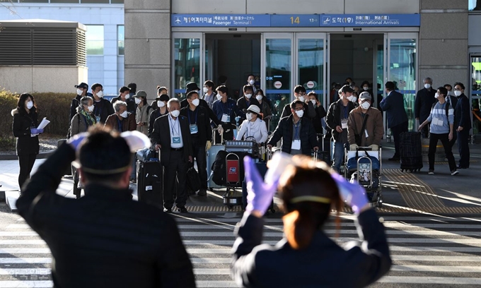 이란 교민과 가족 80명이 정부 전세기를 타고 19일 인천국제공항에 도착, 공항을 빠져 나오고 있다. 교민들은 경기도 성남의 코이카 연수시설에서 관련 검사를 받을 예정이다. 서재훈 기자