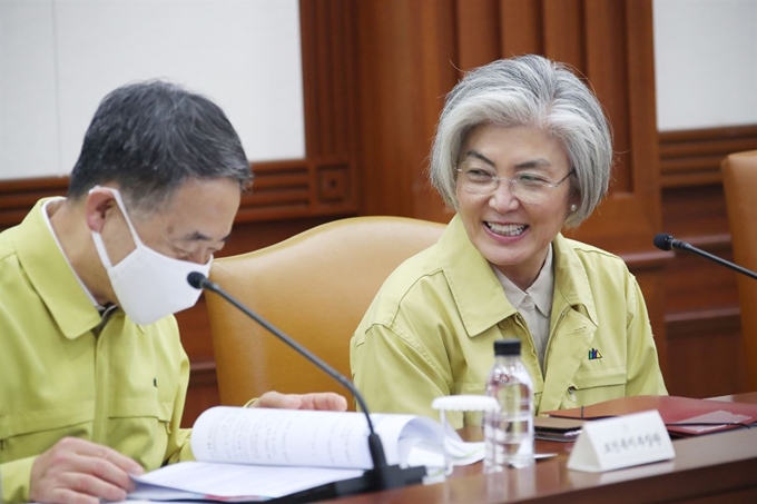 강경화 외교부 장관과 박능후 보건복지부 장관이 18일 오전 정부서울청사에서 열린 신종 코로나바이러스 감염증(코로나19) 대응 중앙재난안전대책본부 회의에 참석해 대화하고 있다. 연합뉴스