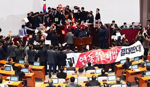 문희상 국회의장이 지난해 12월 국회 본회의장에서 ‘공직선거법 개정안’을 한국당 의원들의 항의 속에 표결 되어 가결을 선언하고 있다. 오대근 기자