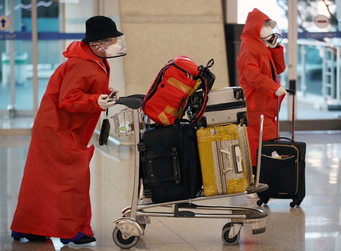 지난 5일 인천국제공항 1터미널 출발층에서 이용객들이 마스크와 보호장구를 착용하고 이동하고 있다. 연합뉴스