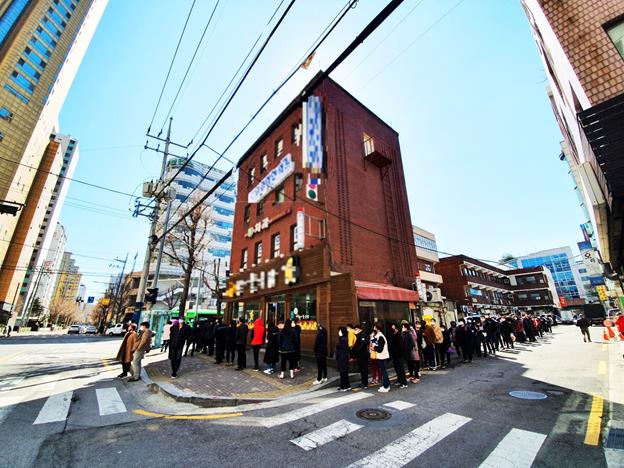 서울 구로구의 한 약국 앞에 공적 마스크를 사려고 줄을 길게 서 있다. 안하늘 기자