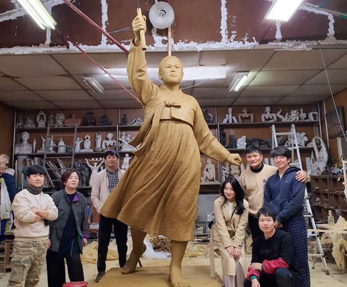 유관순 열사 동상 제작에 나선 전남대 미술학과 제작팀이 높이 4m 폭 1.8m 크기의 동상 원형을 완성한 뒤 기념촬영을 하고 있다. 전남대 제공