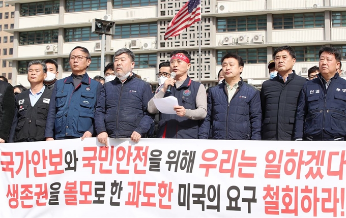 주한미군한국인노동조합 회원들이 20일 오후 서울 종로구 주한 미국대사관 앞에서 열린 기자회견을 열고 미국 정부의 주한미군 한국인 근로자에 대한 무급휴직 조치 철회를 촉구하고 있다. 연합뉴스