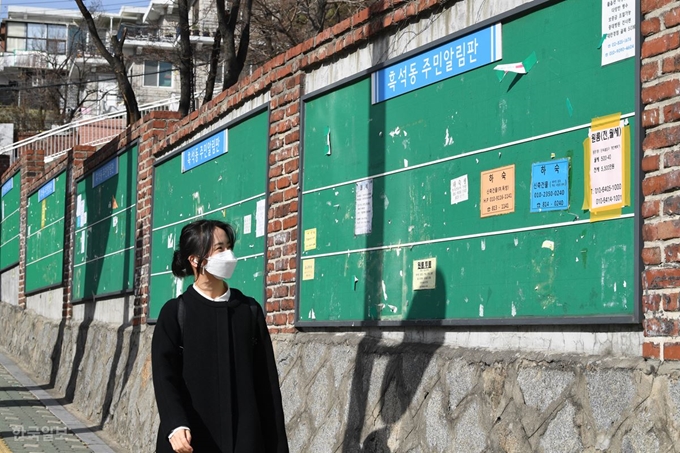 20일 오전 서울의 한 대학 정문 앞 주민 알림판에 원룸 매매 전단지가 거의 남아있지 않고 있다. 대부분의 지방거주 학생들이 개강을 앞두고 미리 방을 계약했기 때문이다. 정준희 인턴기자