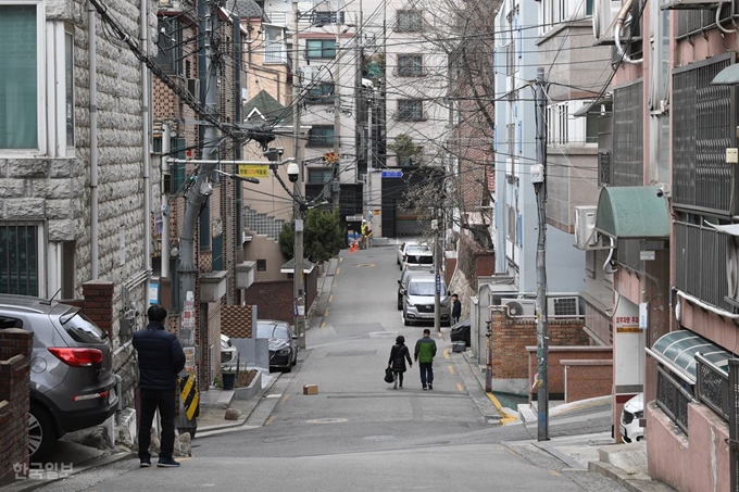 19일 오후 서울의 한 대학 원룸촌에 학생이 없어 적막한 모습을 보이고 있다. 대부분 대학이 코로나19 확산 방지를 위해 개강을 미루거나 온라인 강의 등으로 수업을 대체해 학생이 상경하지 않았다. 정준희 인턴기자