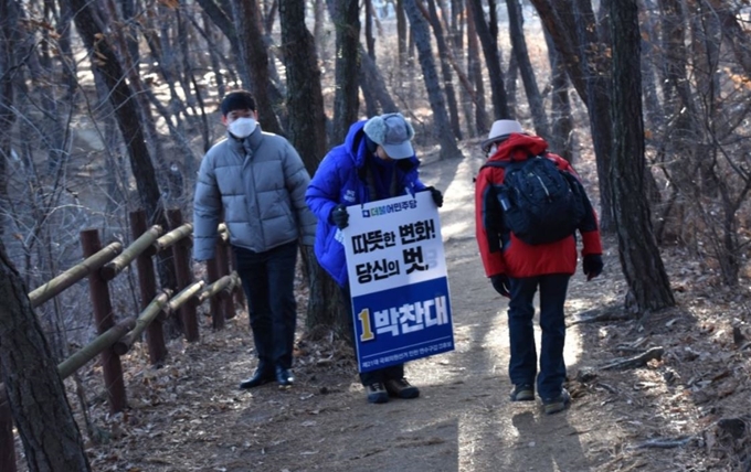 박찬대 더불어민주당 인천 연수구갑 후보가 산책길에서 유권자들에게 인사를 하고 있다. 후보제공