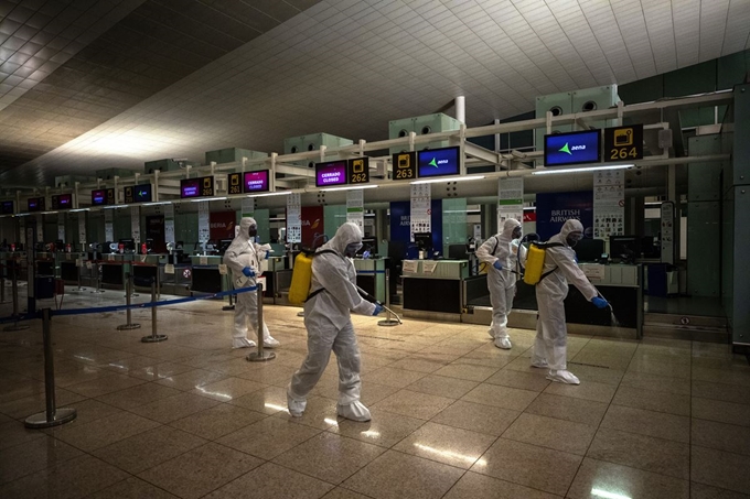 스페인 군 방역요원들이 19일 바르셀로나공항 청사를 소독하고 있다. 바르셀로나=AP 연합뉴스