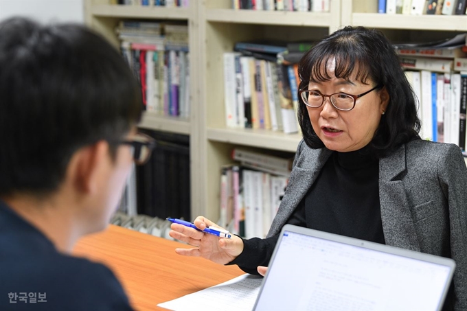 20일 한국외대 코레아노폰 연구센터에서 본보와 인터뷰 중인 '24시간 시대의 탄생' 저자 김학선. 정준희 인턴기자