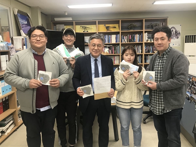 허민(중앙) 교수와 연구실 학생들이 중국에서 보내온 마스크와 손편지를 들어 보이고 있다. 전남대 제공/2020-03-22(한국일보)