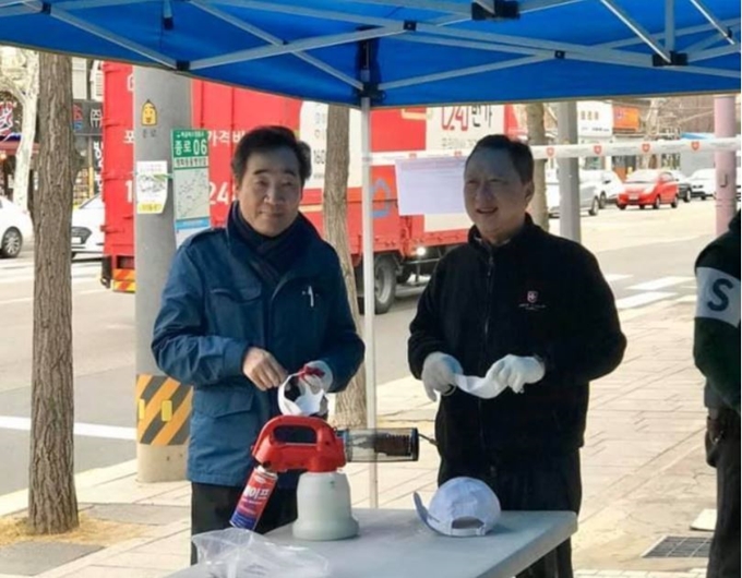 이낙연(왼쪽) 더불어민주당 코로나19국난극복위원장과 박용만 대한상공회의소 회장. 박용만 회장 페이스북 캡처