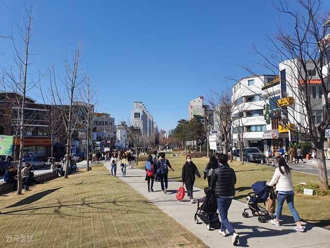 [저작권 한국일보]22일 오후 서울 마포구 연남동 경의선숲길에 가족들과 커플들이 산책을 하고 있다. 안하늘 기자