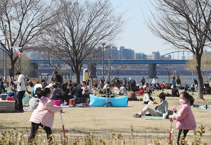 포근한 날씨가 찾아온 22일 반포한강공원을 찾은 시민들이 봄을 즐기고 있다. 연합뉴스