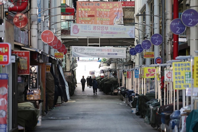 코로나19로 썰렁한 서문시장신종 코로나바이러스 감염증(코로나19) 확진자가 속출하는 가운데 지난달 23일 오전 대구시 중구 서문시장이 임시휴업으로 한산한 모습을 보이고 있다. 대구=연합뉴스