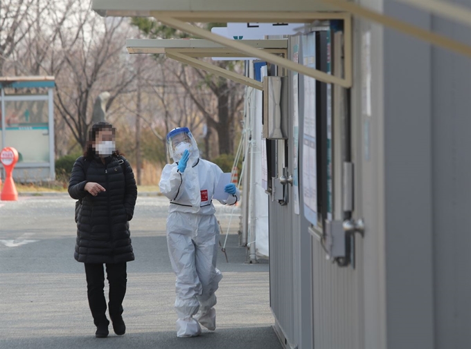 대구의료원 신종 코로나바이러스 감염증(코로나19) 선별진료소에서 의료진이 시민에게 진료 단계를 안내하고 있다. 연합뉴스