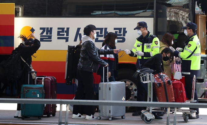 22일 인천국제공항 제1터미널에서 독일 프랑크푸르트에서 입국한 승객들이 임시생활시설로 이동할 버스를 기다리고 있다. 이날부터 유럽에서 입국한 모든 승객은 증상이 없어도 임시생활시설에 하루 동안 머무르며 신종 코로나바이러스 감염증 검사를 받아야 한다. 배우한 기자