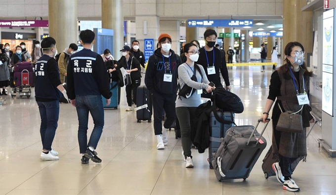 지난 22일 독일 프랑크푸르트에서 들어온 승객들이 인천공항을 통해 입국하고 있다. 배우한 기자