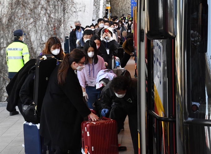 22일 인천국제공항 제1터미널에서 독일 프랑크푸르트에서 출발한 항공편이 도착, 승객들이 임시생활숙소로 이동할 버스를 타기 위해 줄지어 있다. 이날부터 유럽발 입국자에 대한 방역 강화 조치 시행되면서 전원이 코로나19 증상 검사를 받는다. 배우한 기자