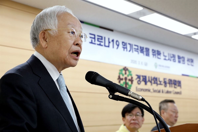 손경식 한국경영자총협회 회장이 6일 오전 서울 광화문 경제사회노동위원회 대회의실에서 열린 코로나19 위기극복을 위한 노사정 합의 선언 행사에서 인사말을 하고 있다. 뉴스1