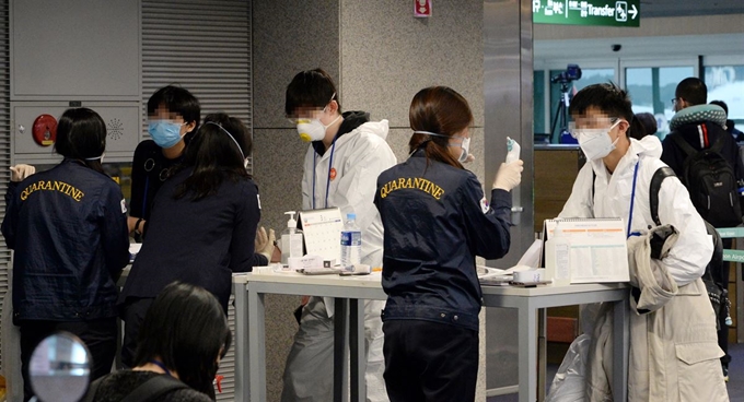 23일 오전 인천국제공항 1터미널 도착층의 선별진료소에서 런던발 항공기를 이용해 입국한 유증상자들이 검역관과 이야기를 하고 있다. 연합뉴스