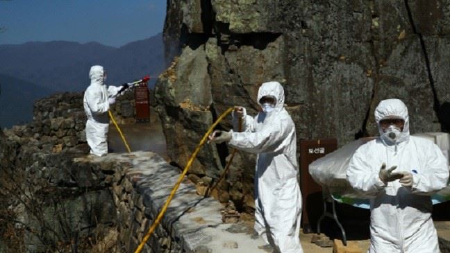 전남 구례군이 경북 경주시 35번 확진자로 판정된 60대 여성이 다녀간 사성암 일원에 방역소독을 하고 있다. 구례군 제공