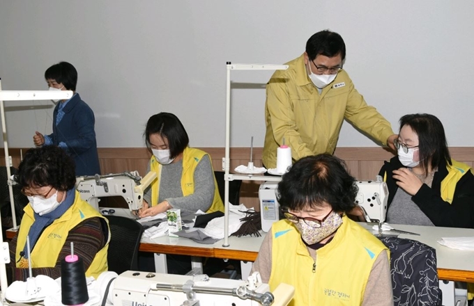 주낙영 경주시장이 수제 마스크 제작 봉사자들을 격려하고 있다. 경주시 제공