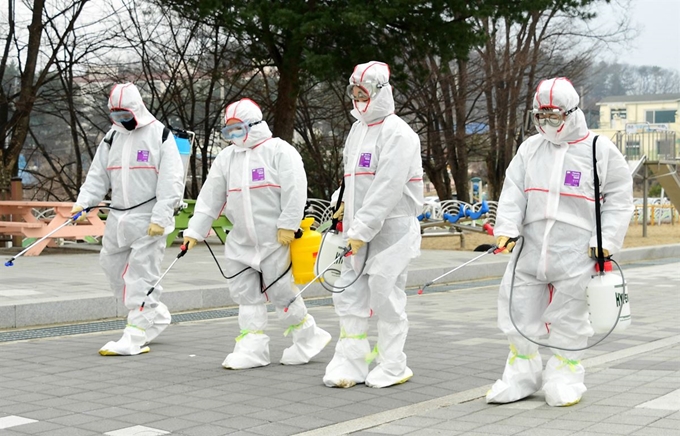 19일 강원 화천군 사내면의 한 초등학교에서 군청 직원과 교직원, 산불진화인력 등이 다음달 개학을 앞두고 코로나19 예방을 위한 소독작업을 벌이고 있다. 화천군 제공