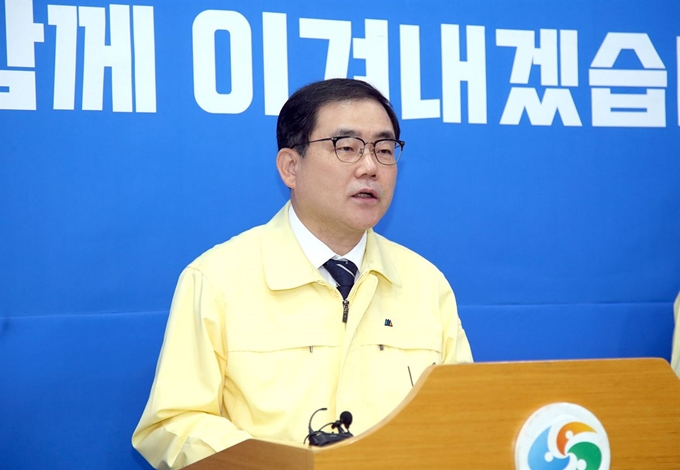 허성무 창원시장이 23일 기자회견을 열고 신종 코로나바이러스 감염증(코로나19) 확산 방지를 위해 올해 군항제를 취소한 진해구 일대 상춘객을 막기 위해 주요 벚꽃명소 전면통제 방침을 발표하고 있다. 창원시 제공