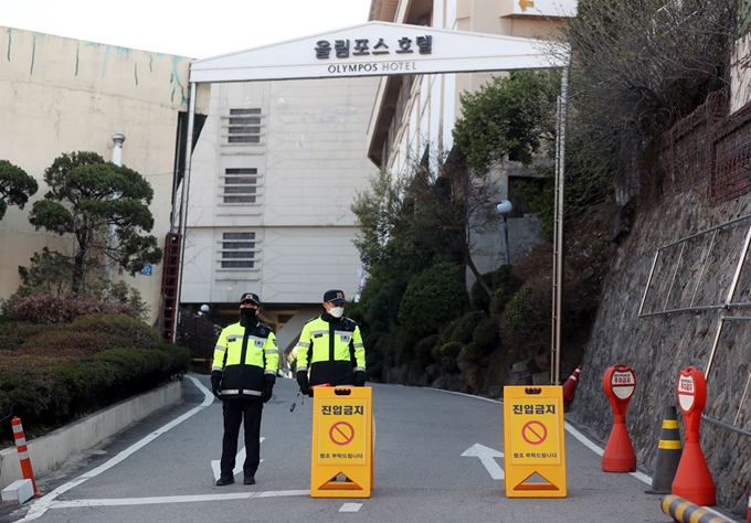 정부가 신종 코로나바이러스 감염증(코로나19) 유입을 막기 위해 유럽에서 들어오는 입국자들을 대상으로 전수 진단 검사를 시작한 22일 오후 검사 장소 중 한 곳인 인천 중구 올림포스호텔 진입로에서 경찰들이 차량 출입을 통제하고 있다. 연합뉴스