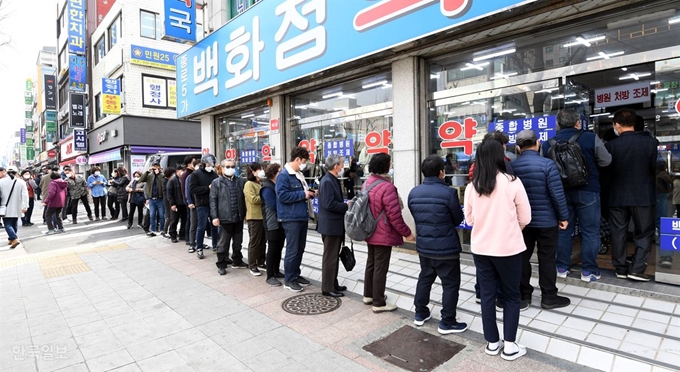 [저작권 한국일보] 마스크 5부제가 시행된 지난 9일 오전 서울 종로5가의 한 약국에 시민들이 마스크를 구매하기 위해 줄을 서 있다. 배우한 기자