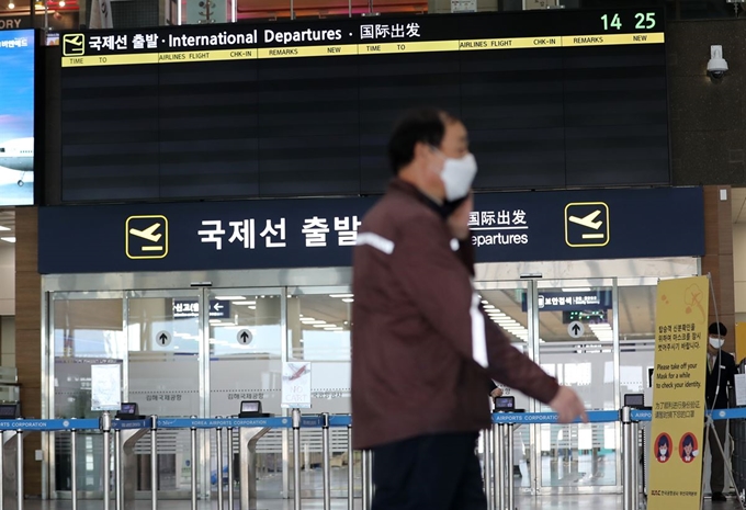 23일 오후 부산 강서구 김해공항 국제선이 텅 비어 있다. 김해공항은 24일 국제선 항공편이 0편이다. 부산∼도쿄(월·금), 부산∼블라디보스토크(토) 노선을 제외하면 항공편이 없는 상황이다. 연합뉴스