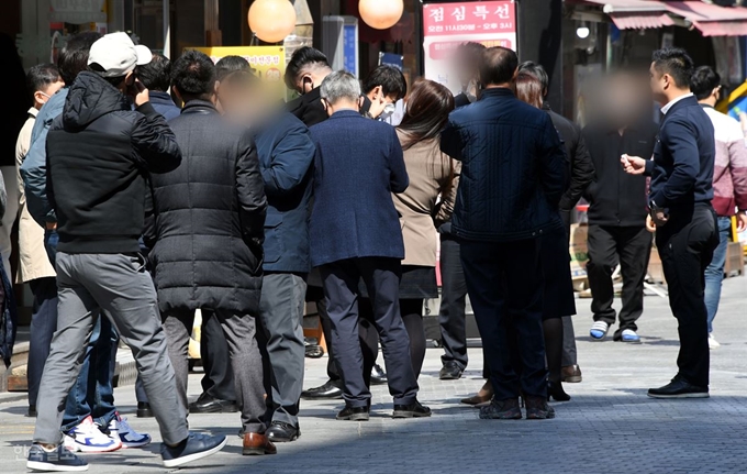 23일 서울 북창동의 한 식당 앞에서 시민들이 줄을 서서 입장을 기다리고 있다. 고영권 기자