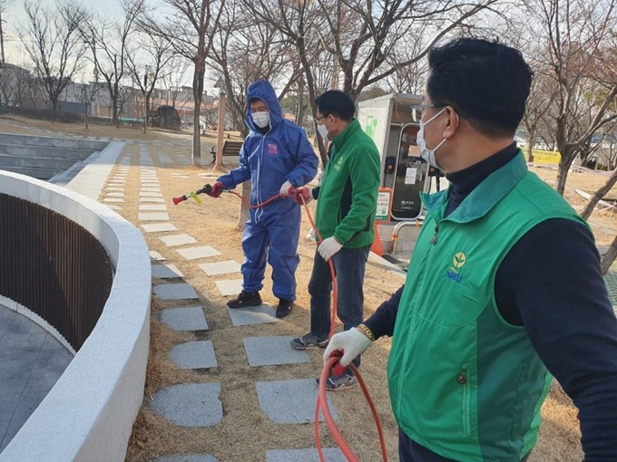 미래통합당 구자근 예비후보가 25일 구미 한 공원에서 방역활동을 하고 있다. 본인 제공